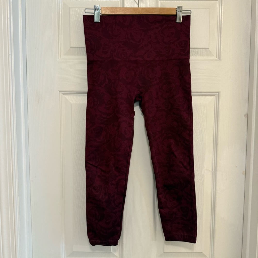 Like New Spanx Look At Me Now Garnet Rose Seamless Cropped Compression Leggings